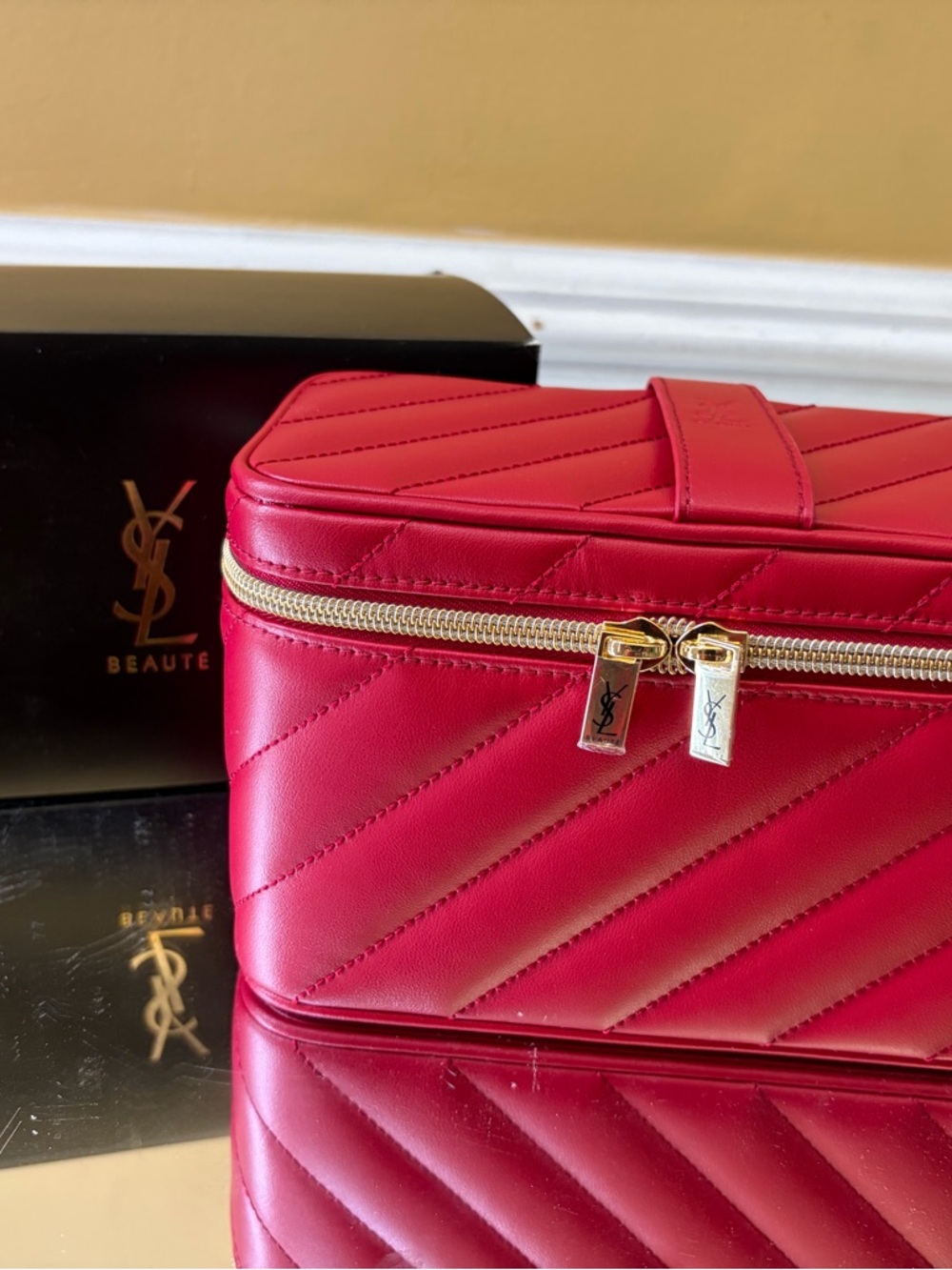 Ysl Yves Saint Laurent Beauty Premium Vanity red makeup case new in box - Picture 10 of 10